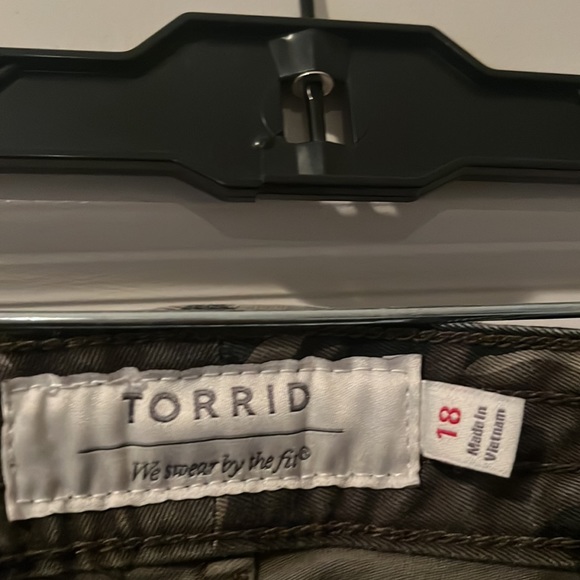 Torrid size 18 camo cropped pants - Picture 3 of 5